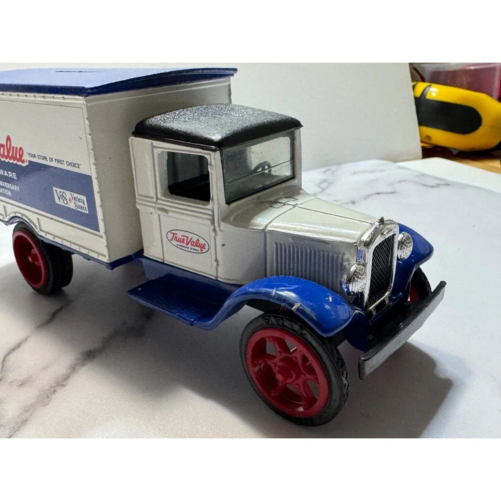 ERTL 1931 Hawkeye True Value Delivery Truck Bank + key 1:34 10th Anniversary